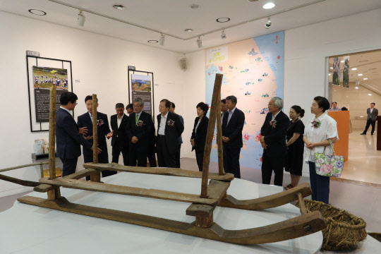 허식 농협중앙회 부회장 등 주요 내빈들이 23일 서울 중구 새문안로 농업박물관 기획전시실에서 열린 '섬농사, 섬에 살으리랏다' 특별전을 관람하고 있다.  농협중앙회